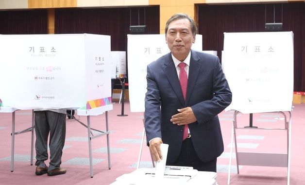 사전투표하는 양정무 국민의힘 전북도지사 후보