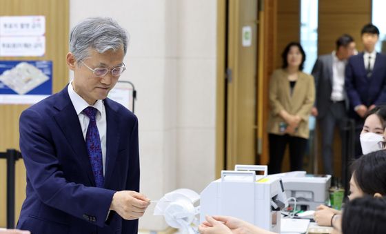 사전투표하는 조희대 대법원장