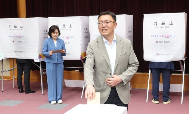 사전투표하는 백승재 진보당 전북도지사 후보