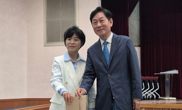 강병덕 민주당 하남시장 후보 내외 사전투표