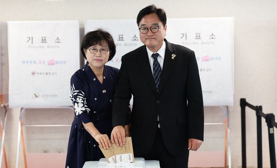 사전 투표하는 우원식 국회의장 부부