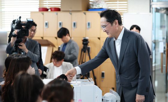 투표사무원 격려하는 이재용 회장