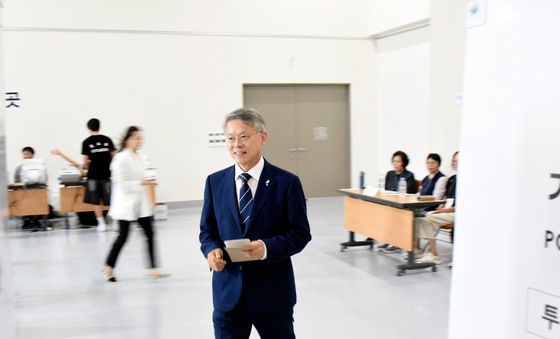 기표소로 이동하는 민형배 민주당 후보