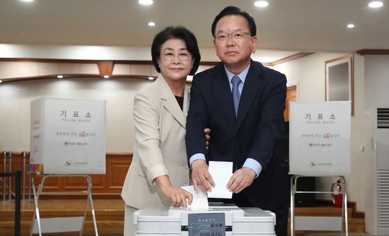부인과 사전투표하는 김부겸 후보