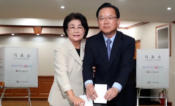부인과 사전투표하는 김부겸 후보