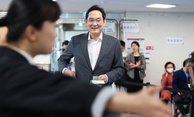 기표소 향하는 이재용 삼성전자 회장