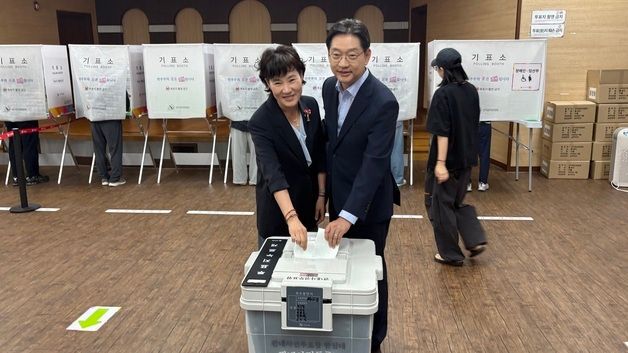 김경수 후보, 배우자와 사전투표