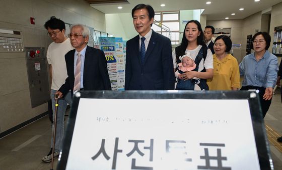 사전투표소에서 지지자들 만난 조국