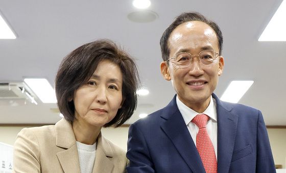 부인과 사전투표하는 추경호 후보
