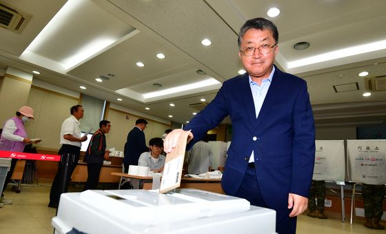 사전투표하는 장상길 포항부시장