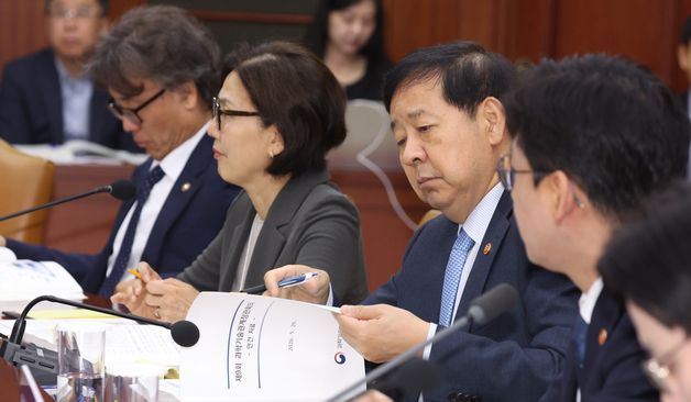 자료 살펴 보는 구윤철 부총리
