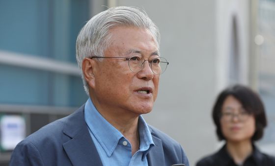 취재진 질문 답하는 문재인 전 대통령