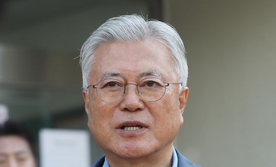 취재진 질문 답하는 문재인 전 대통령