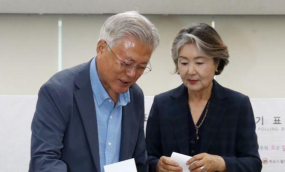문재인 전 대통령 부부, 사전투표 실시