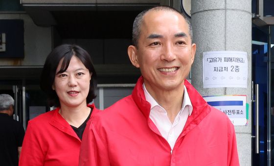 사전투표 마친 박민식 후보와 아내 배정혜 씨