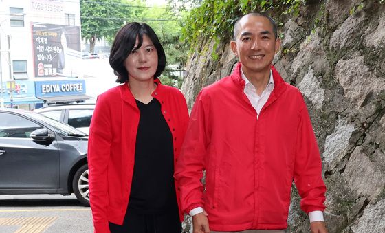 사전투표소 들어서는 박민식 후보와 아내 배정혜 씨