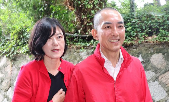사전투표소 들어서는 박민식 후보와 아내 배정혜 씨