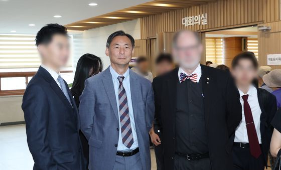 사전투표소 방문한 '부정선거론' 모스 탄