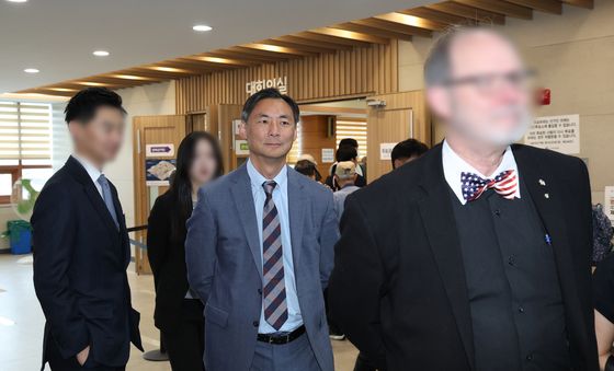 사전투표소 방문한 '부정선거론' 모스 탄