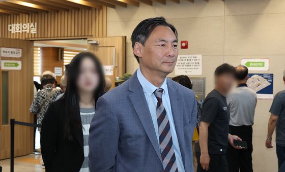 사전투표소 방문한 '부정선거론' 모스 탄
