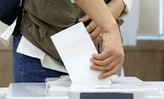 소중한 한 표 행사하는 유권자