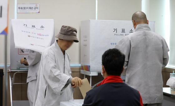 스님들도 '소중한 한 표' 행사