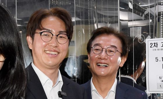사전투표소 들어서는 전재수 부산시장 후보와 하정우 북갑 국회의원 후보