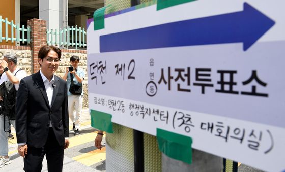 사전투표소 들어서는 하정우 후보