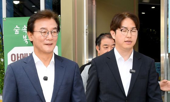 사전투표 마친 전재수 후보와 하정우 후보