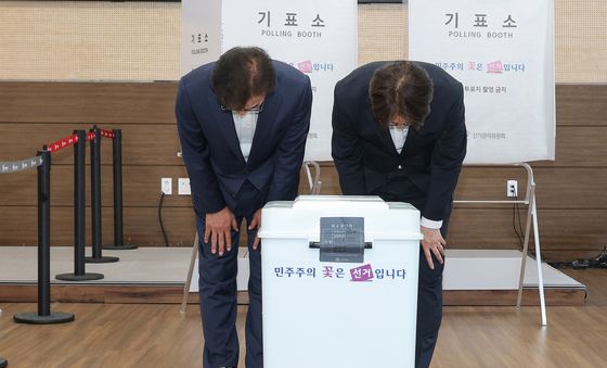 투표 마치고 인사하는 전재수·하정우