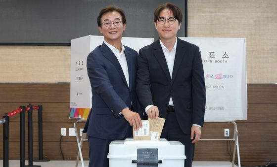 함께 사전투표하는 전재수·하정우 후보