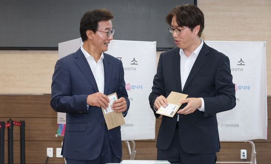 함께 사전투표하는 전재수·하정우 후보