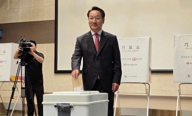 사전투표하는 유정복 인천시장 후보