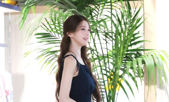 장원영, 롯데월드타워 포착