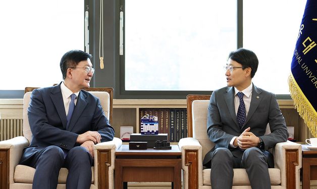 유홍림 서울대 총장과 대화 나누는 임광현 국세청장