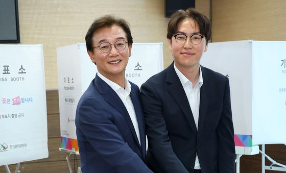 함께 사전투표하는 전재수·하정우 후보