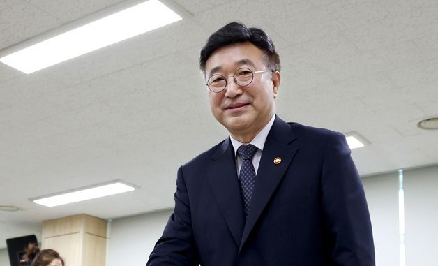 6·3 지방선거 사전투표 하는 윤호중 행안부 장관