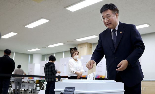 6·3 지방선거 사전투표 하는 윤호중 행안부 장관