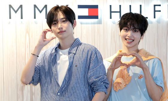 정모·형준, 사랑스러운 하트