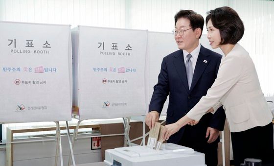 사전투표하는 이재명 대통령 부부