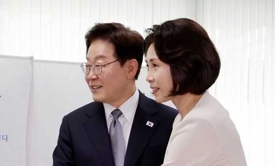 사전투표하는 이재명 대통령 부부