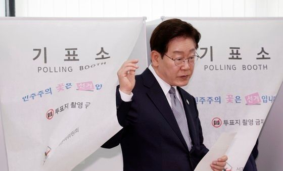 기표소 나서는 이재명 대통령