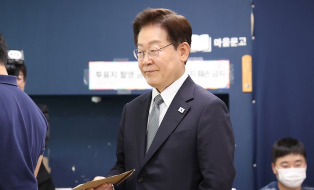 사전 투표 용지 든 이재명 대통령