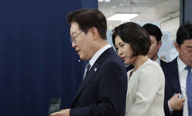 사전투표소 찾은 이재명 대통령 부부