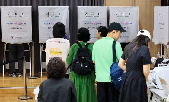 점심시간 활용해서 사전투표소 찾은 유권자들