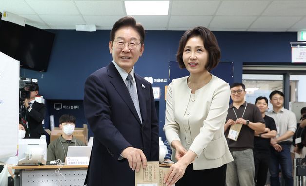 사전 투표 참여하는 이재명 대통령