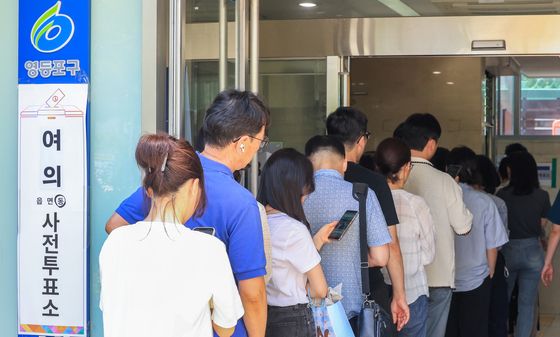 건물 밖까지 이어진 '사전투표소 줄'