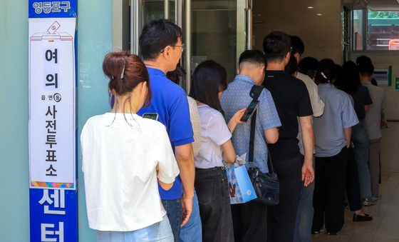 점심시간에 사전투표소 줄서는 직장인들