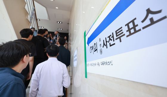 계단까지 늘어선 줄···점심시간 몰린 사전투표소