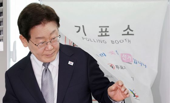 사전투표하는 이재명 대통령
